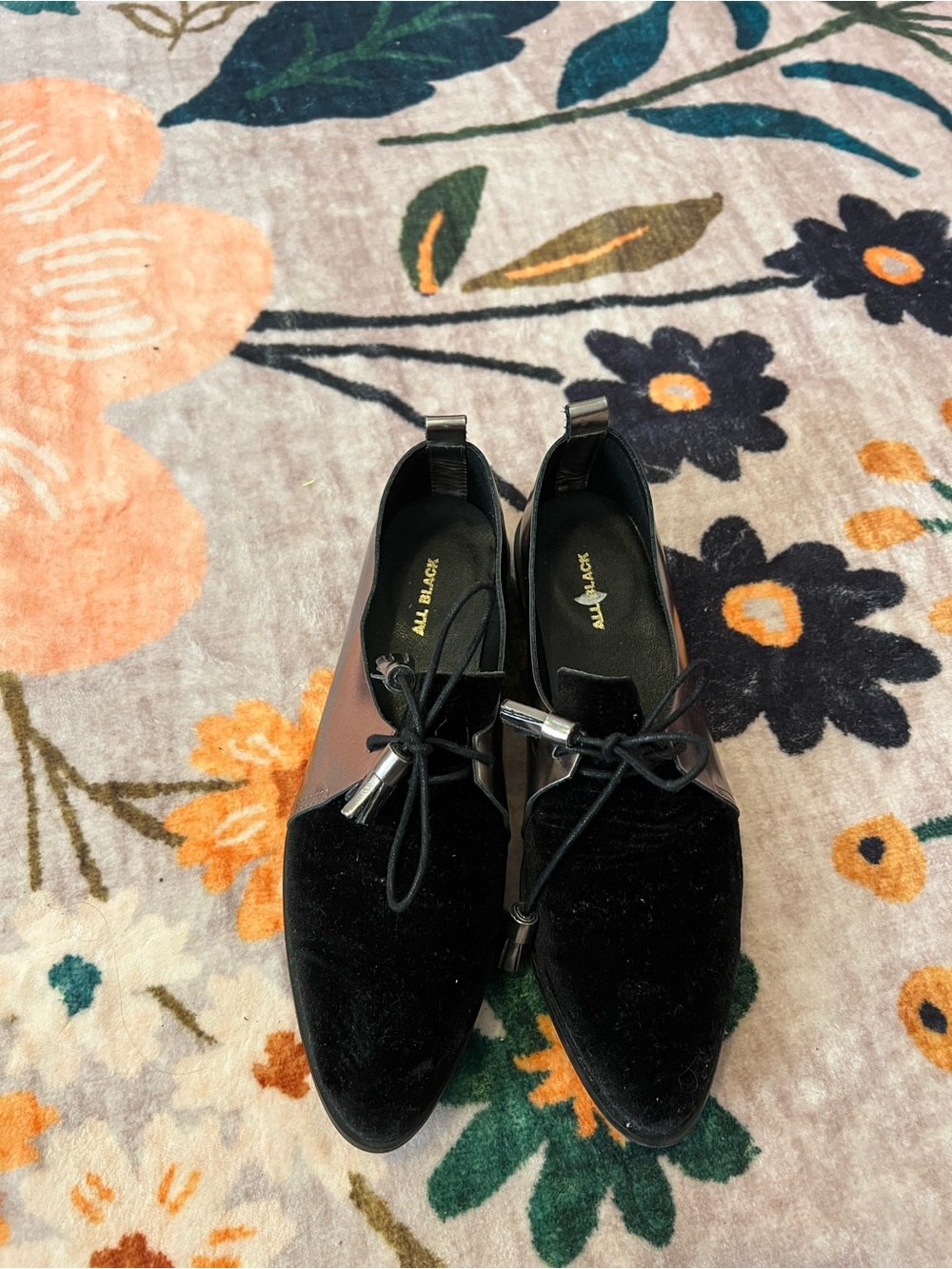 Like NEW Women's Black Velvet and Leather Flats